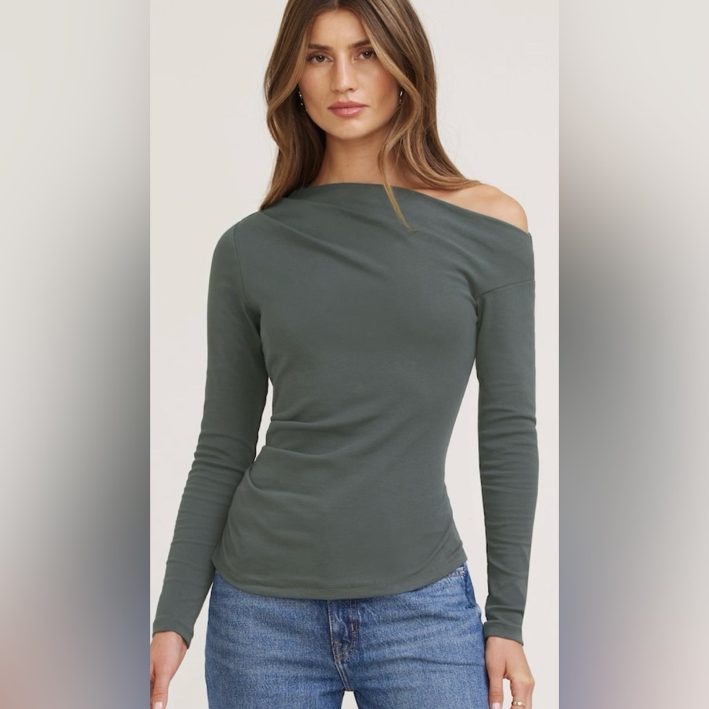 Dynamite Cleo Off-Shoulder Top